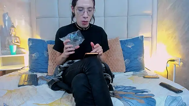 Hecatee 77 online show from October 10, 8:20 pm