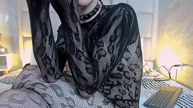 Snapshot of Hecatee_77 chatting on December 17, 7:52 pm Hecatee 77 online show from December 17, 7:52 pm