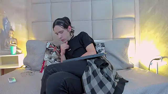 Hecatee 77 online show from October 31, 8:05 pm