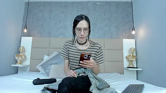 Hecatee 77 online show from March 13, 8:03 pm