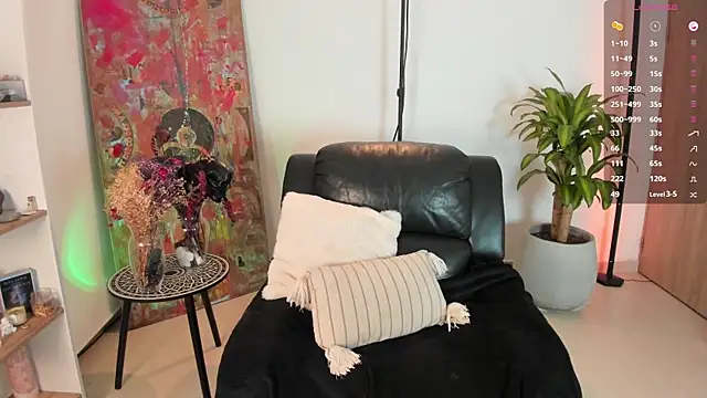 Snapshot of ninaa_sky chatting on October 6, 2:35 am ninaa sky online show from October 6, 2:35 am