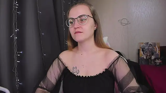 Snapshot of MissBrightShine chatting on March 4, 11:18 am MissBrightShine online show from March 4, 11:18 am