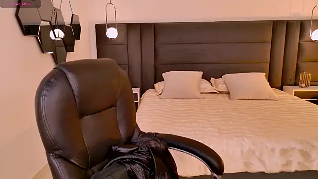 LisaMonroe  online show from November 6, 7:51 pm