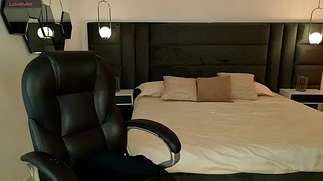 LisaMonroe  online show from March 21, 8:35 pm