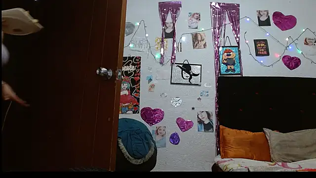 Snapshot of Saray_extrovert_ chatting on February 17, 5:36 am Saray extrovert online show from February 17, 5:36 am