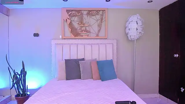 Paula Desousa online show from February 11, 3:45 pm