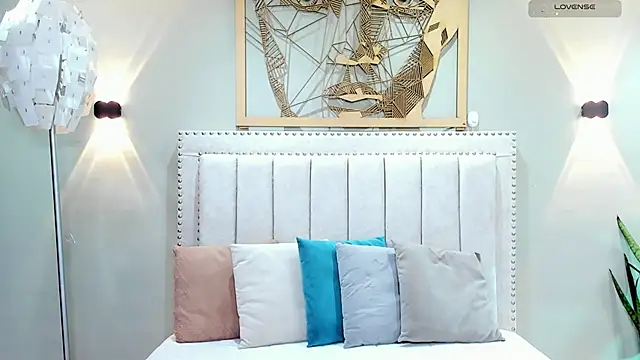 Paula Desousa online show from November 21, 7:35 pm