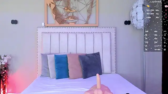 Paula Desousa online show from April 6, 7:48 pm