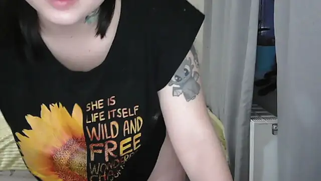 Snapshot of juliettkalen chatting on January 6, 4:38 am juliettkalen online show from January 6, 4:38 am