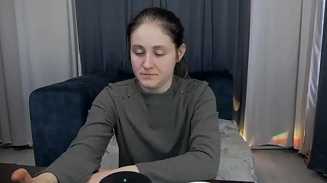 Holliy Cooper online show from April 24, 7:43 am