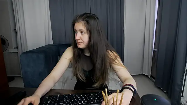 Holliy Cooper online show from June 2, 8:03 am