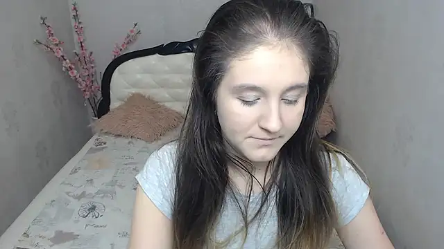 Holliy Cooper online show from February 12, 8:25 am