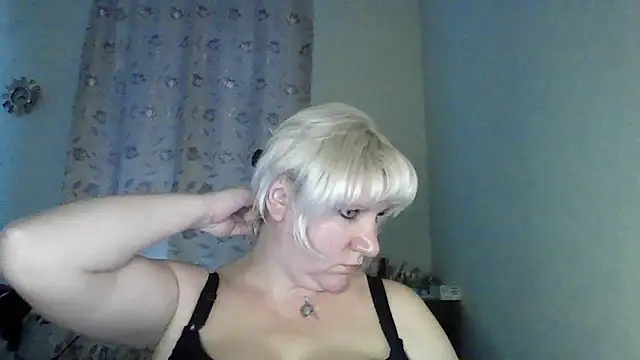 Snapshot of MeilomaWesa chatting on December 4, 12:37 pm MeilomaWesa online show from December 4, 12:37 pm