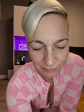 Snapshot of DarleenHot chatting on December 4, 4:17 pm DarleenHot online show from December 4, 4:17 pm