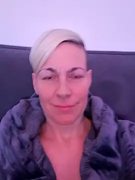 Snapshot of DarleenHot chatting on December 3, 8:11 pm DarleenHot online show from December 3, 8:11 pm