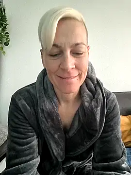 Snapshot of DarleenHot chatting on October 25, 7:18 am DarleenHot online show from October 25, 7:18 am