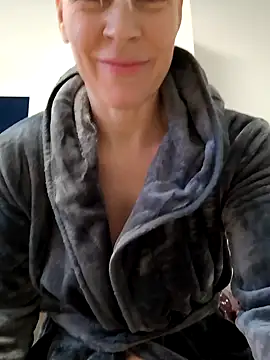 Snapshot of DarleenHot chatting on December 22, 10:38 am DarleenHot online show from December 22, 10:38 am