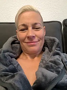 Snapshot of DarleenHot chatting on October 22, 6:35 am DarleenHot online show from October 22, 6:35 am