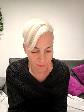 Snapshot of DarleenHot chatting on October 24, 6:40 pm DarleenHot online show from October 24, 6:40 pm