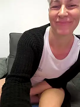 Snapshot of DarleenHot chatting on October 21, 6:29 pm DarleenHot online show from October 21, 6:29 pm