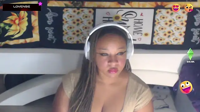 Snapshot of temptressbeauty24 chatting on February 20, 1:36 am temptressbeauty24 online show from February 20, 1:36 am
