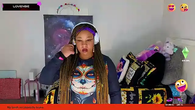 Snapshot of temptressbeauty24 chatting on February 8, 8:32 pm temptressbeauty24 online show from February 8, 8:32 pm