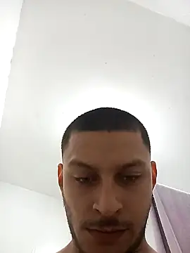 Snapshot of emrehliug12 chatting on December 17, 4:12 am emrehliug12 online show from December 17, 4:12 am