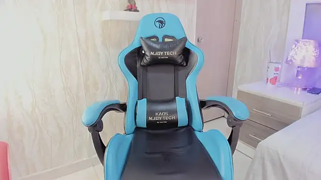 Snapshot of SussyRoss chatting on October 23, 3:10 pm SussyRoss online show from October 23, 3:10 pm