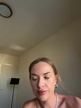 Snapshot of ElenaRebelle chatting on July 19, 5:27 am ElenaRebelle online show from July 19, 5:27 am