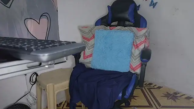 Snapshot of lucy_hairypussy83 chatting on November 29, 1:11 pm lucy hairypussy83 online show from November 29, 1:11 pm