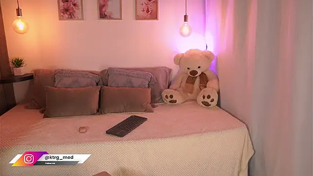 Snapshot of amelie_gonzalez chatting on October 7, 7:15 pm amelie gonzalez online show from October 7, 7:15 pm