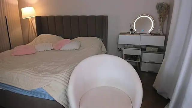 Anni  cute online show from April 23, 2:40 am