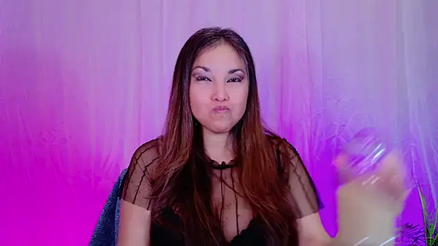 DivineLynn online show from December 30, 4:51 pm