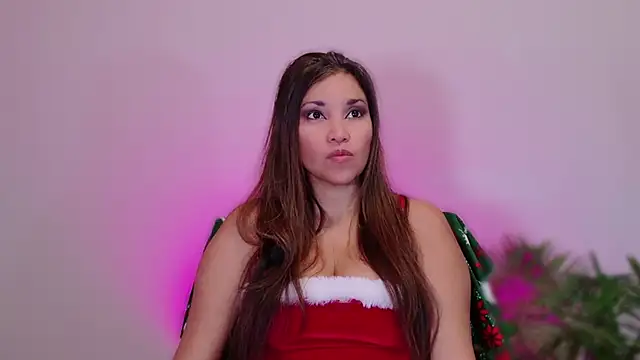 DivineLynn online show from December 9, 4:15 pm