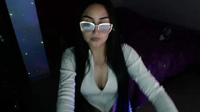 Tiffani Williams online show from March 3, 11:56 pm