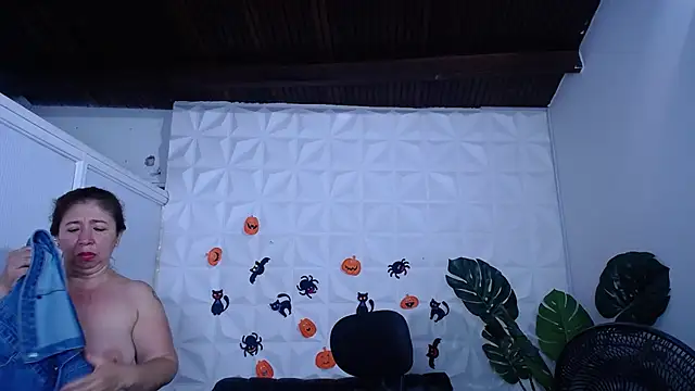 Snapshot of Valentinaa_mature chatting on October 2, 9:40 pm Valentinaa mature online show from October 2, 9:40 pm