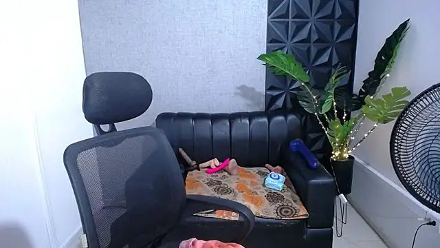 Valentinaa mature online show from March 30, 9:05 pm