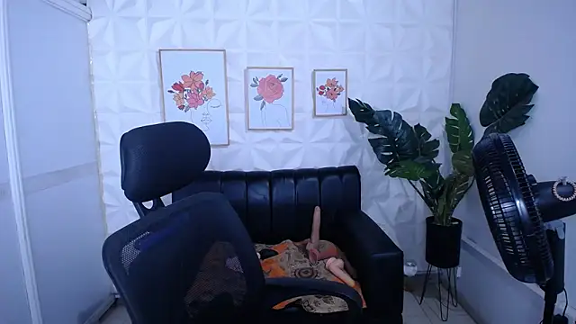 Snapshot of Valentinaa_mature chatting on February 26, 9:31 am Valentinaa mature online show from February 26, 9:31 am