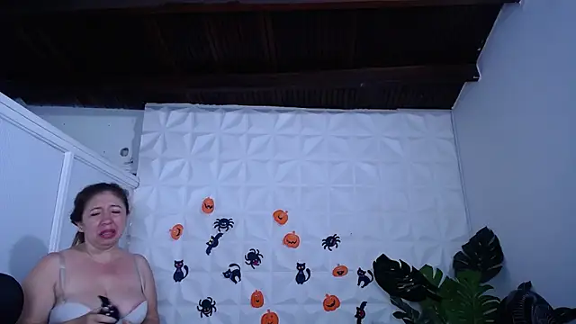 Snapshot of Valentinaa_mature chatting on October 8, 9:15 pm Valentinaa mature online show from October 8, 9:15 pm