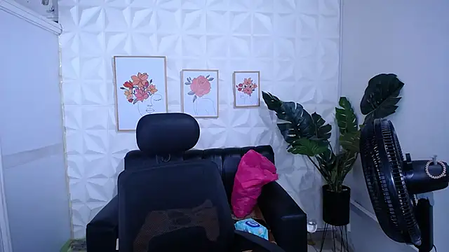 Snapshot of Valentinaa_mature chatting on February 28, 12:21 am Valentinaa mature online show from February 28, 12:21 am