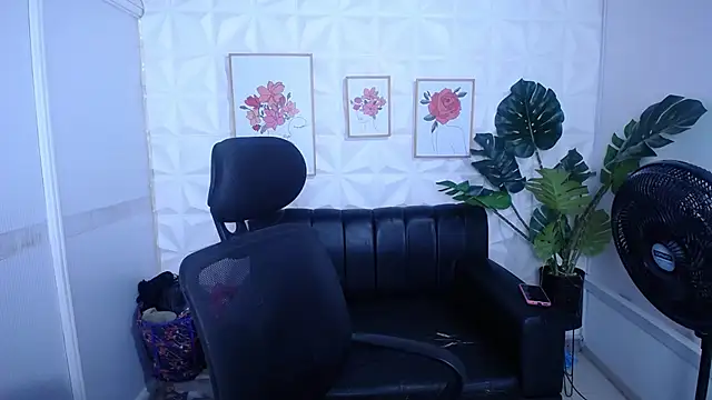 Snapshot of Valentinaa_mature chatting on September 18, 10:24 pm Valentinaa mature online show from September 18, 10:24 pm