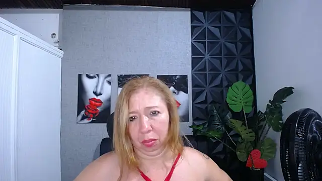Snapshot of Valentinaa_mature chatting on June 6, 12:38 am Valentinaa mature online show from June 6, 12:38 am