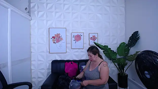 Valentinaa mature online show from November 26, 10:43 pm