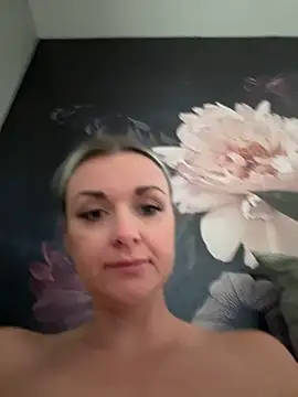 Snapshot of Bella-Tight chatting on September 15, 6:58 am Bella-Tight online show from September 15, 6:58 am