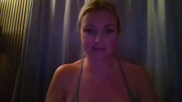 Snapshot of Bella-Tight chatting on November 10, 5:51 pm Bella-Tight online show from November 10, 5:51 pm