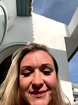 Snapshot of Bella-Tight chatting on October 16, 2:47 pm Bella-Tight online show from October 16, 2:47 pm