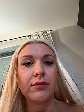 Snapshot of Bella-Tight chatting on March 6, 7:58 am Bella-Tight online show from March 6, 7:58 am