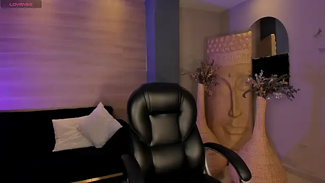 Snapshot of LizzHamilton__ chatting on December 15, 9:42 pm LizzHamilton online show from December 15, 9:42 pm