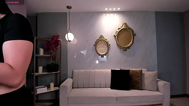 LizzHamilton   online show from October 23, 8:51 pm