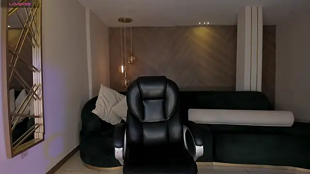 LizzHamilton   online show from November 28, 9:26 pm